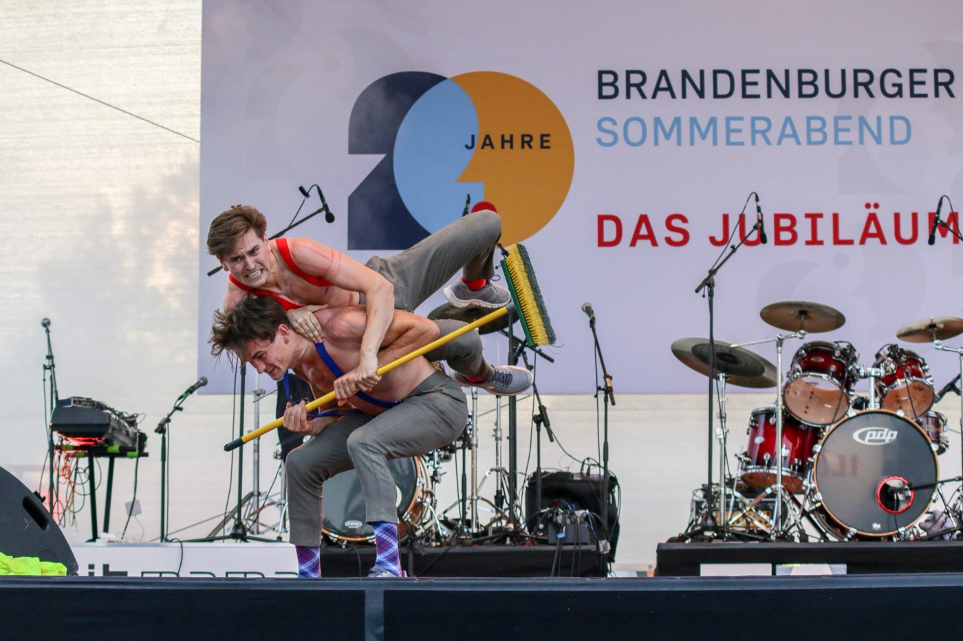 Jim und John auf der Bühne beim Brandenburger Sommerabend Jubiläum